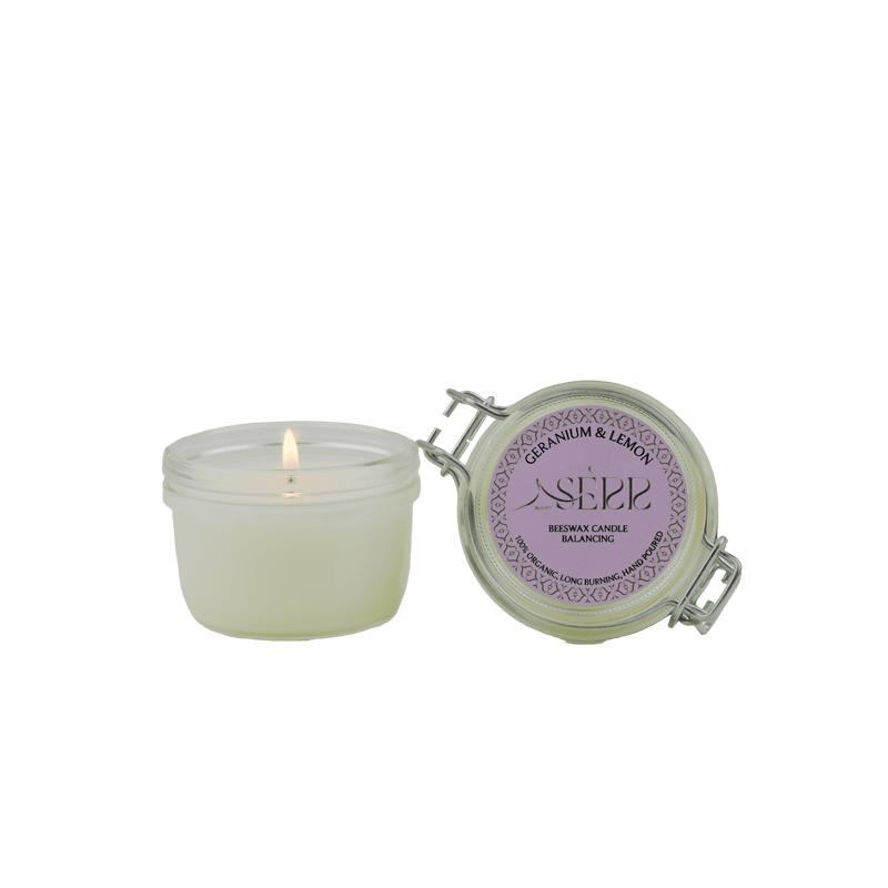 SerrBeauty Geranium & Lemon Beeswax Scented Candle 125 G in a glass jar with a secure clasp lid. Made from organic beeswax and infused with essential oils for a refreshing floral-citrus aroma.