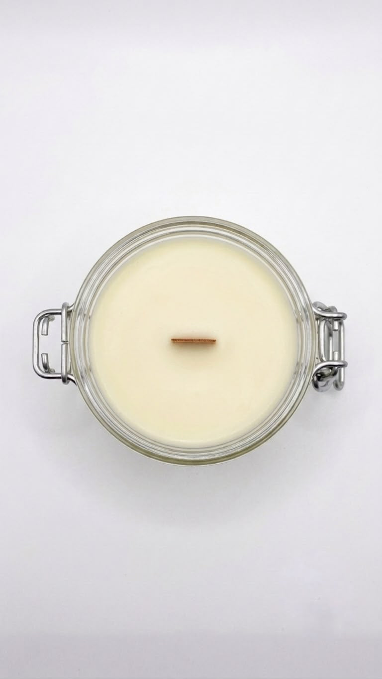 Top view of Cedarwood, Fir & Lemon beeswax candle 125g with wooden wick